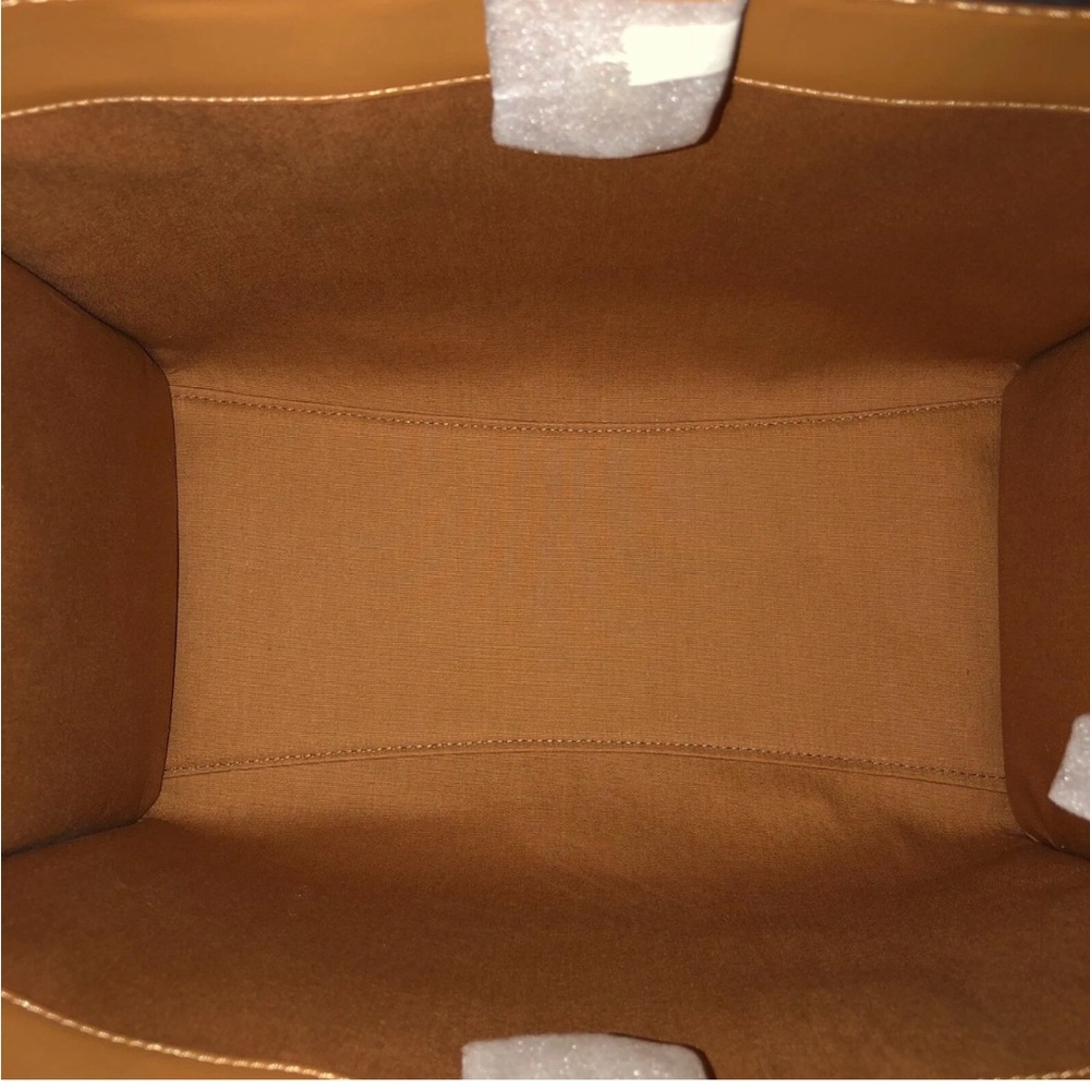 Coach Field Tote Leatherware NEW WITH TAG
COMES WITH POUCH, STRAP AND DUST BAG - Picture 8 of 13